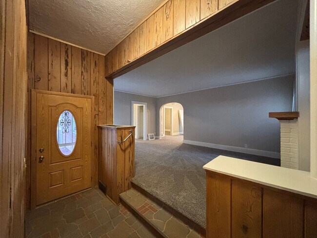 Building Photo - Charming Hilltop Home with Stunning City Views