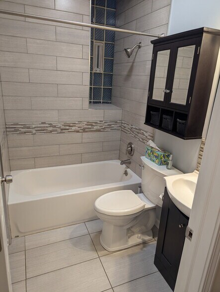 Building Photo - 1255 N Honore St