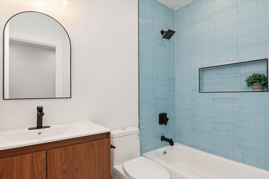 Hall bath - 318 Webster St NW