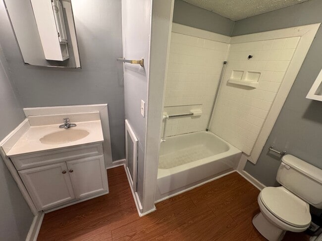 Building Photo - Fountain Sqaure 2 Bedroom 1 Bath with a bonus room/office.