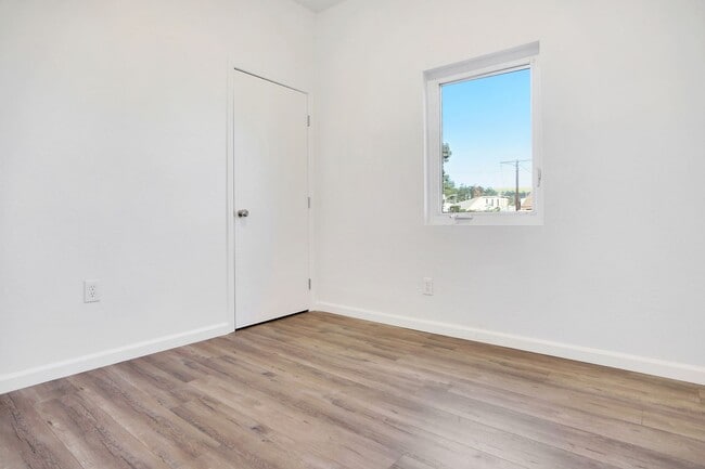 Building Photo - This bright upstairs 2 Bed / 2 Bath apartm...