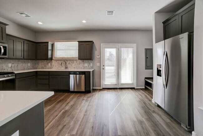 Building Photo - New Luxury 4/2.5 Townhome Close to Downtown! Move in Special!