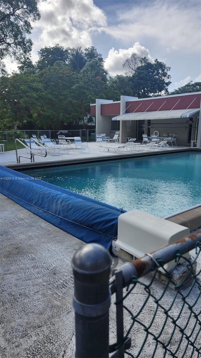 Building Photo - 21 Jacaranda Country Club Dr