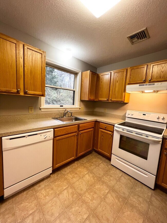 Building Photo - Rarely available Lake Vista Townhouse - en...