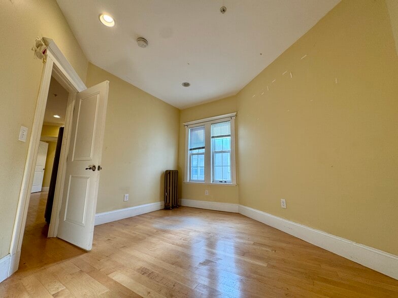 Building Photo - 156 Magazine St