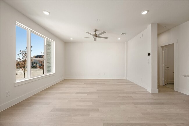 Building Photo - 9613 Dahlia Blvd