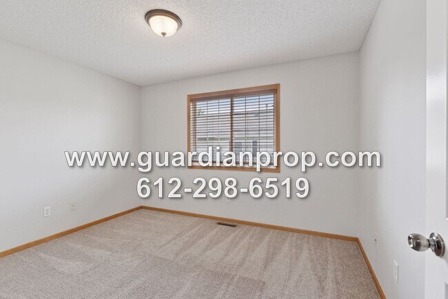 Building Photo - End Unit Townhouse Available Now, Open Floor Plan, Fireplace, Patio, Large Primary Suite