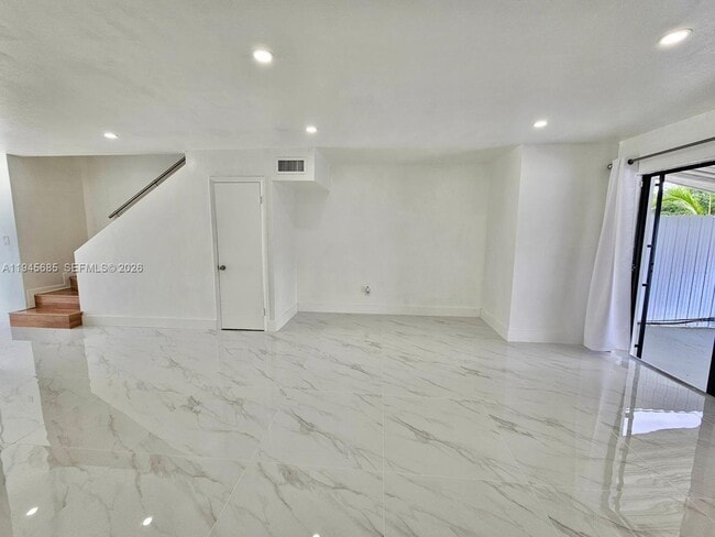 Building Photo - 0000 00000