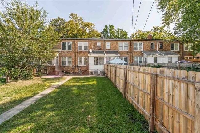 Building Photo - Charming 2 bedroom 1 bathroom townhouse