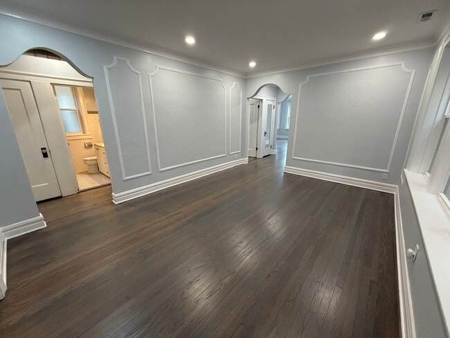 Building Photo - 2827 W Lunt Ave