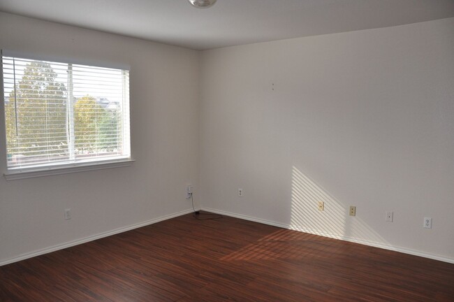 Building Photo - 3 Bedroom 2.5 Bath With Bonus Room in Laur...