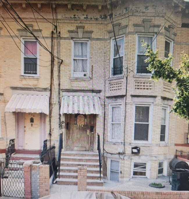 Primary Photo - 574 Crescent St.