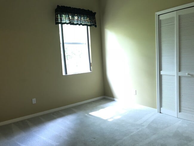 Building Photo - Beautiful Home with Water View in Eastwood!