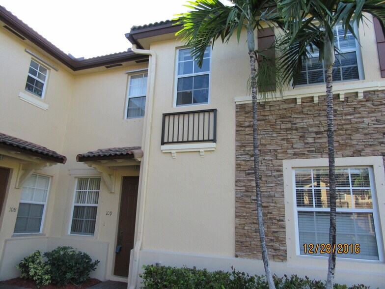 Building Photo - 3370 NE 14th Dr