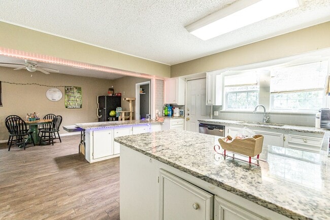 Building Photo - Pre-Leasing Summer 2023: Spacious 4/2,