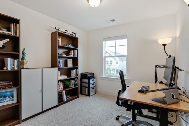 Building Photo - 2079 Orangery Dr