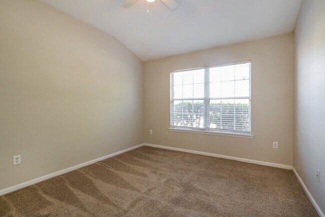 Building Photo - 1814 Hollow Glen Dr