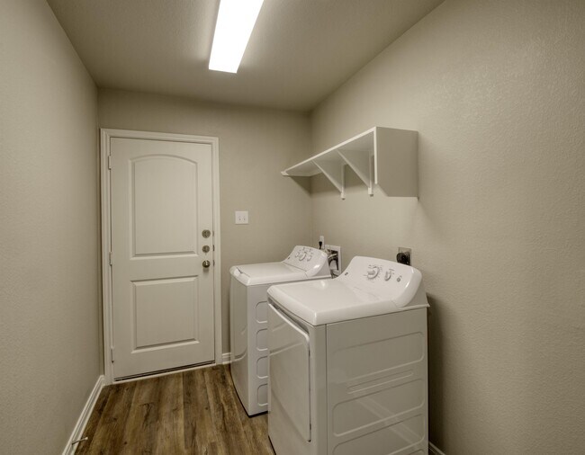 Building Photo - 619 Fallbrook Dr