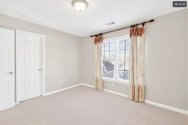 Building Photo - 5 Bed 4 Bath Multi Family House