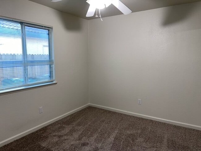 Building Photo - Spacious single level home with central he...