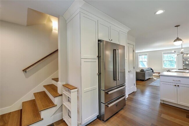 Building Photo - 137 Rosebriar Ave