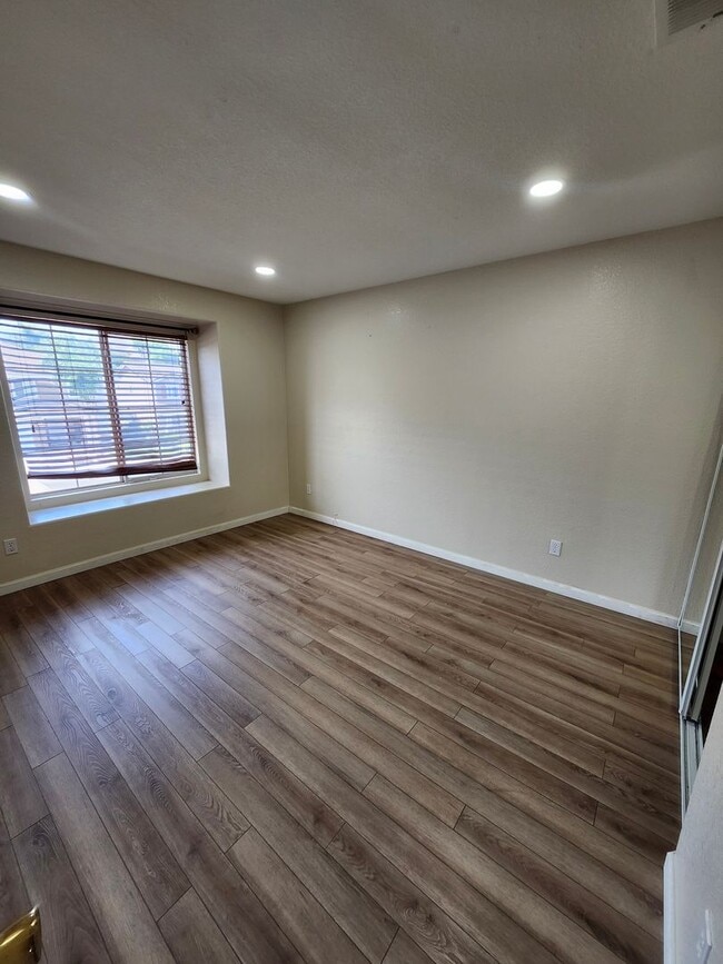 Building Photo - Beautiful 5 Bedroom House fully remodeled....