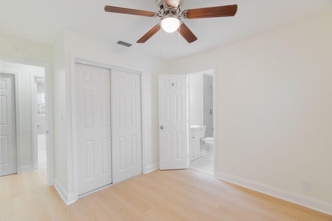 Building Photo - 2831 N Seacrest Blvd