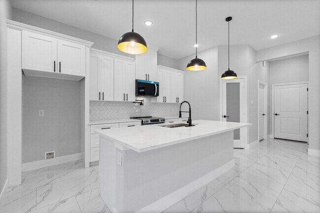 Building Photo - 327 Paradise Ln