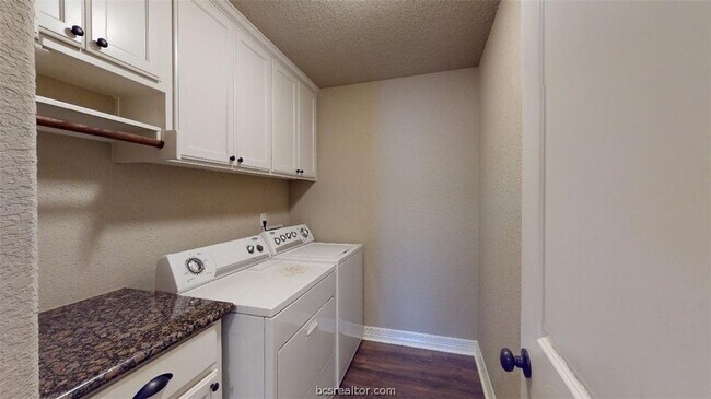 Building Photo - 3925 Devrne Dr