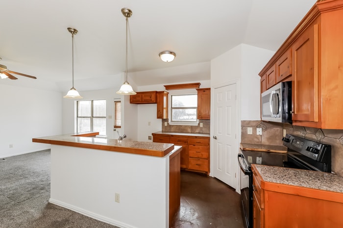 Building Photo - 413 Maplewood St