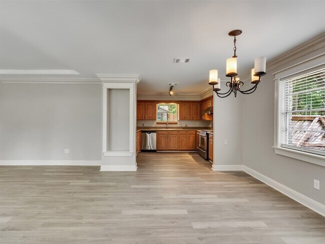 Building Photo - 612 Orangewood Dr