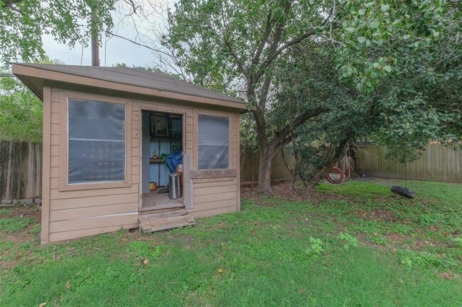 Building Photo - 7413 Heilig Rd