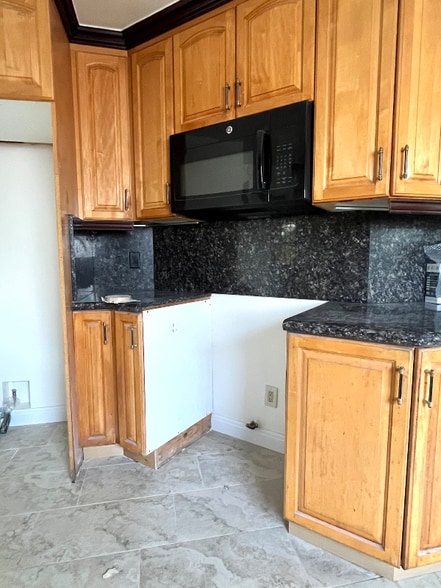 Building Photo - 15535 Saranac Dr