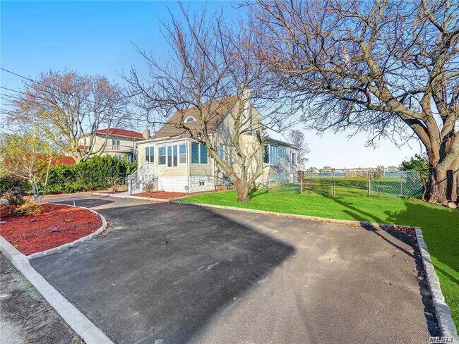 Building Photo - 3395 Bay Front Pl