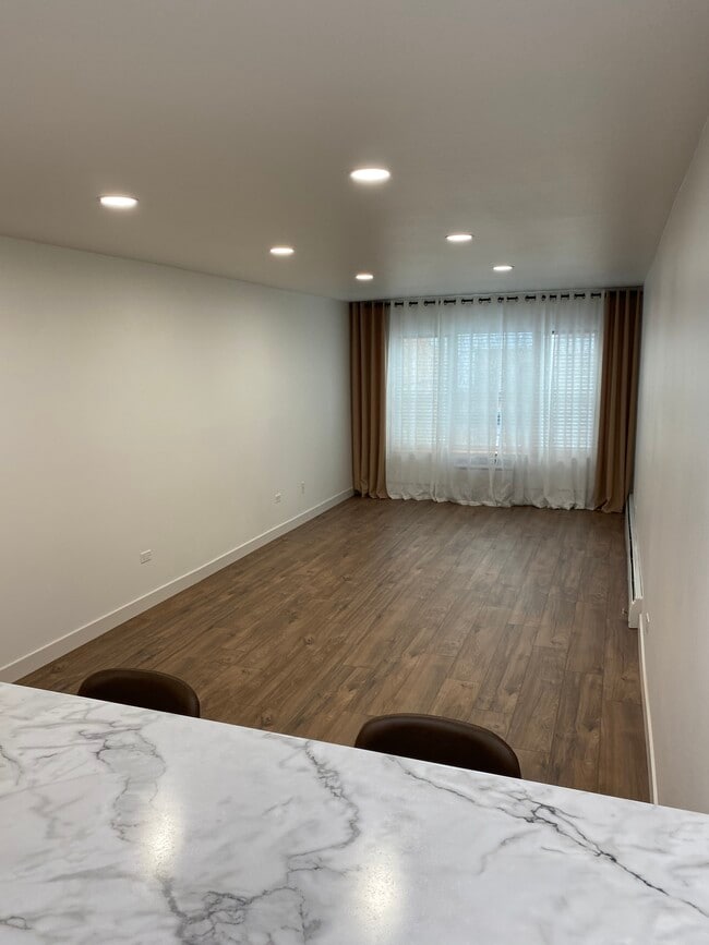 Building Photo - 420 W Aldine Ave