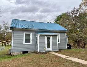 Building Photo - Charming Home in Pembroke with Yard & Storage