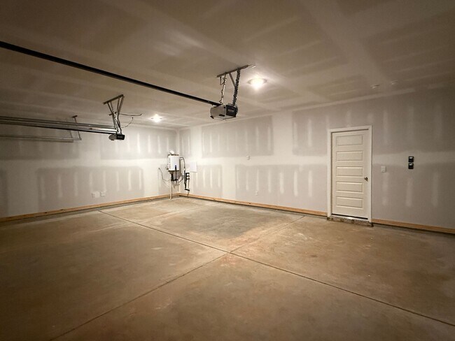 Building Photo - Springville Schools One Level 4 Bedroom / 3 Bathroom/ 3 Car Garage