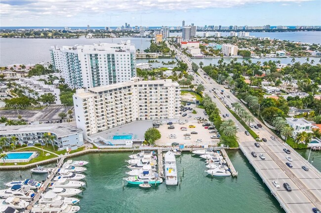 Building Photo - Master Room & Shared Bath - Miami Beach