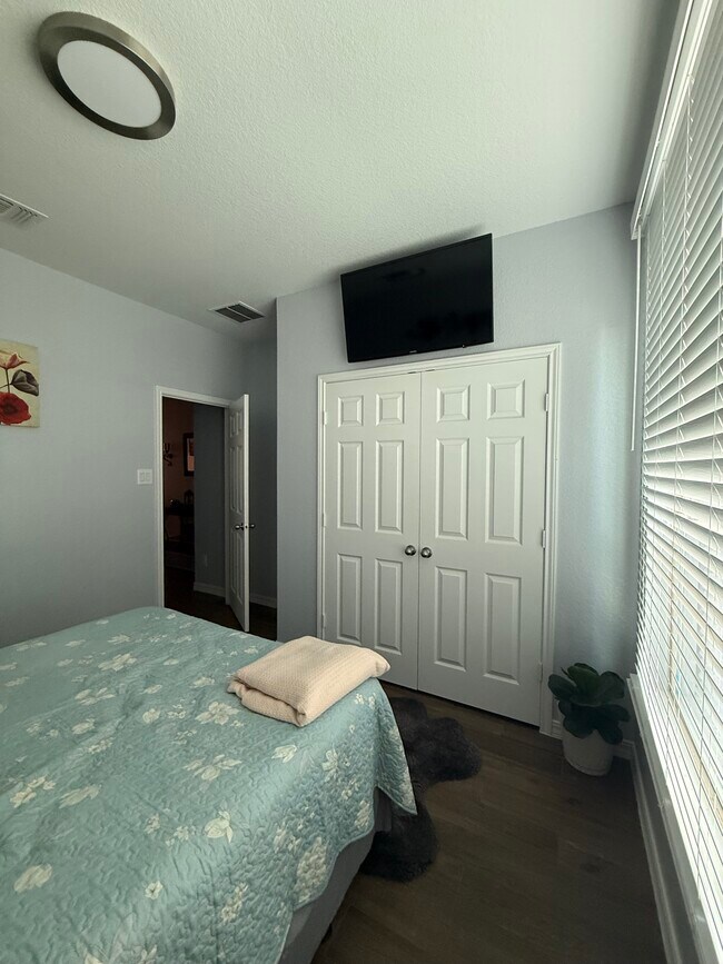 Building Photo - 6136 Mantalcino Dr