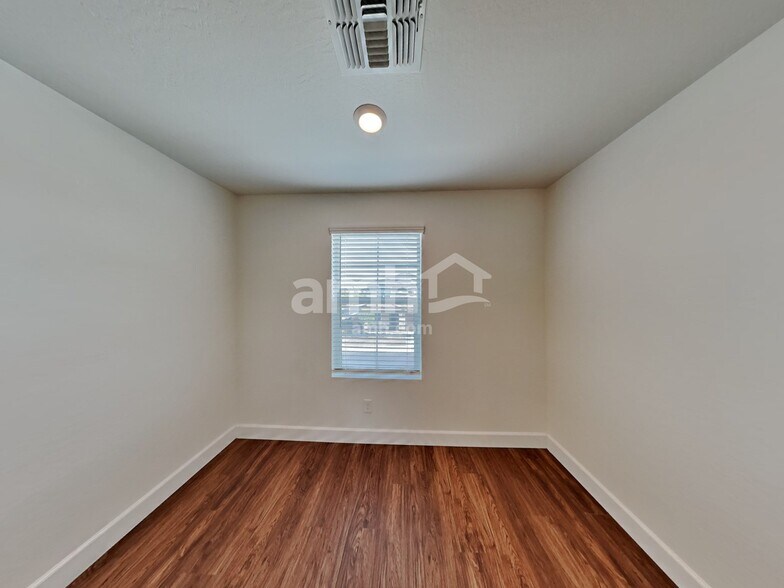 Building Photo - 647 W Hackamore Ave