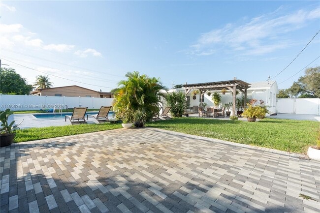 Building Photo - 6390 Plunkett St