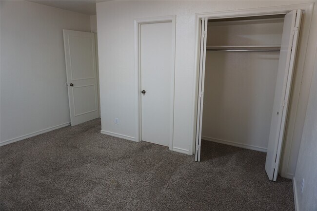 Building Photo - 1913 Normal Park Dr