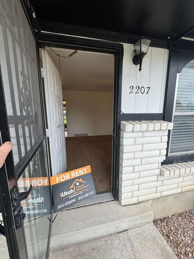 Building Photo - 3 bdrm 1 bath Home. Move in Ready!