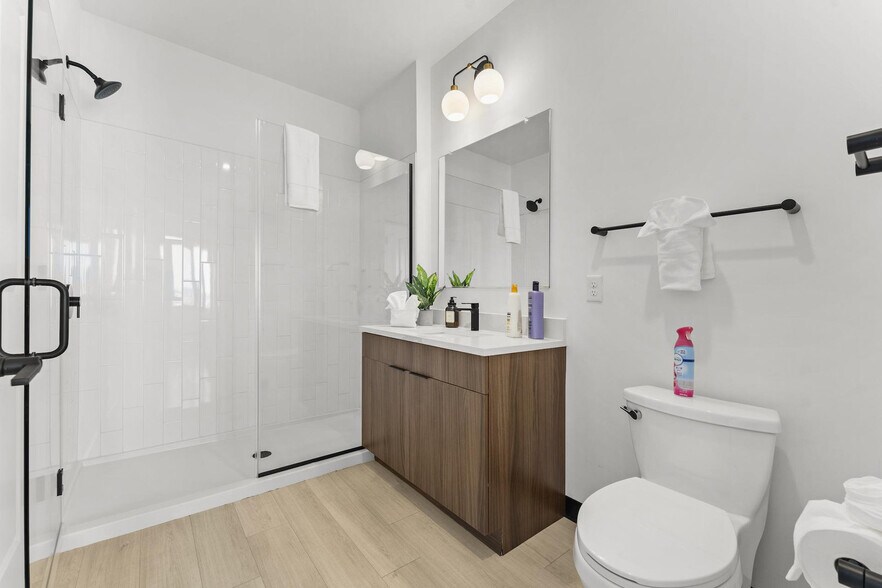 Building Photo - 600 Broadway-SI ID1240311P