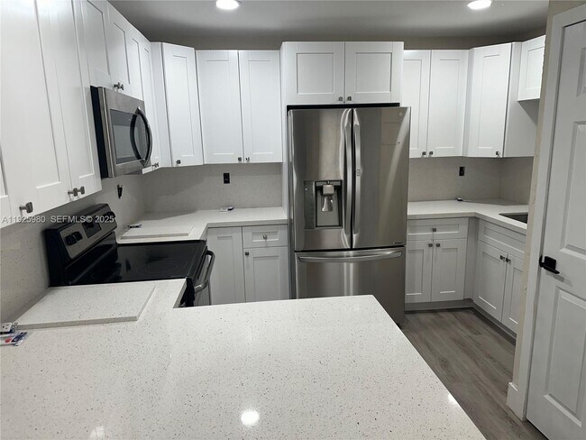 Building Photo - 659 E 19th St