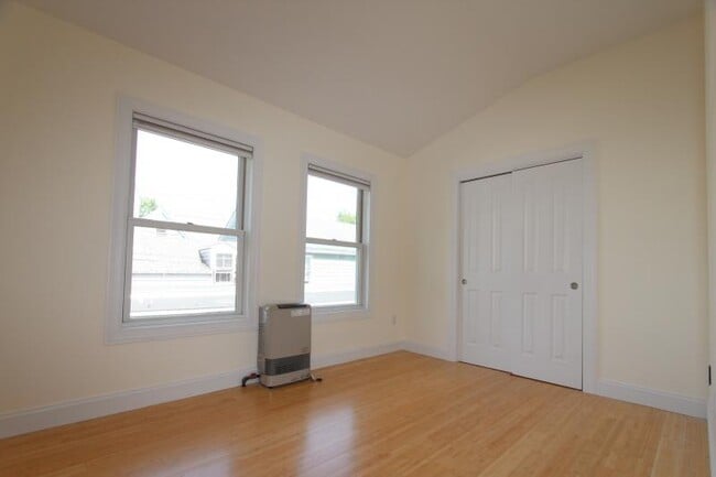 Building Photo - 18 Monroe St