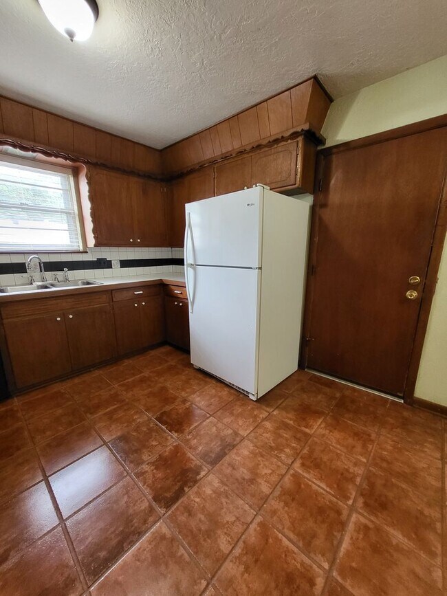Building Photo - (3) Bed/(2) Bath in Core Norman!