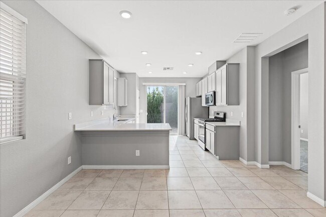 Building Photo - Beautiful Single-Story Home next to Summer...
