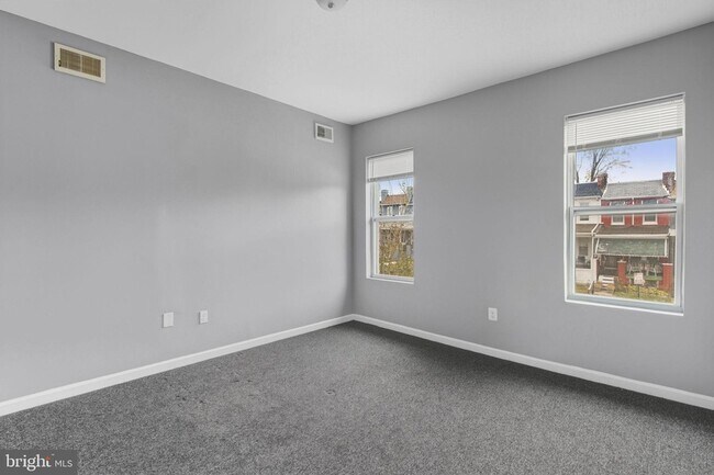 Building Photo - 1209 N Dukeland St