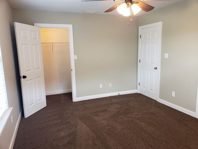 Building Photo - 3 bedroom townhome in gated community with...